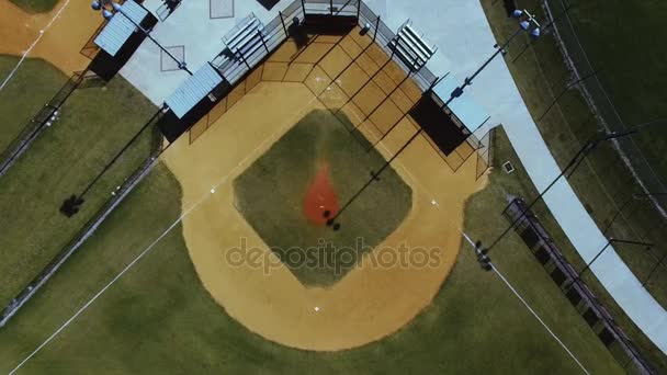 Luchtfoto afdaling rechtstreeks naar werper de heuvel op honkbalveld, 4 k - Video