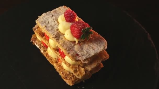 Επιδόρπιο Μιλφέιγ με φράουλες γλυκό επιδόρπιο τούρτα μαύρο φόντο - Πλάνα, βίντεο