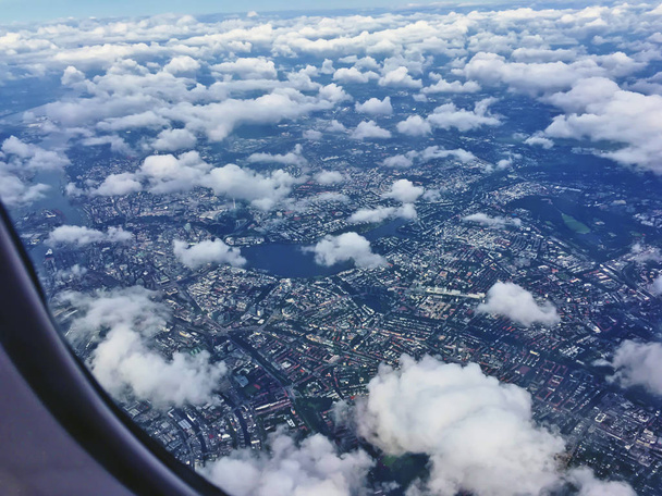 Vliegen boven witte cumulus wolken - Foto, afbeelding