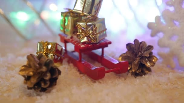 caixas com presentes no fundo de Natal de trenó de brinquedo vermelho
 - Filmagem, Vídeo