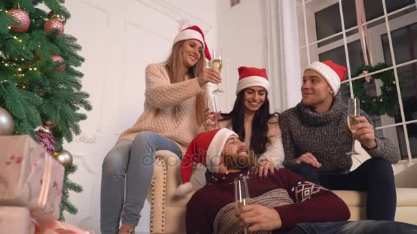 женщины и мужчины наслаждаются напитками на Рождество
. - Кадры, видео