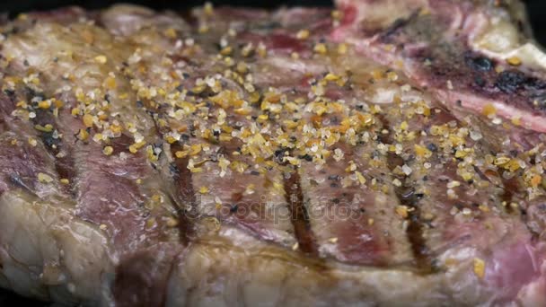 Posypeme kořením na Rib-Eye Steak, 4k - Záběry, video