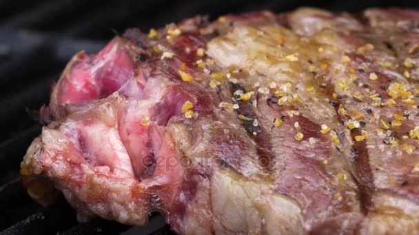 Közelről serpenyőben a főzés a Grillmarks 4k Rib Eye Steak - Felvétel, videó