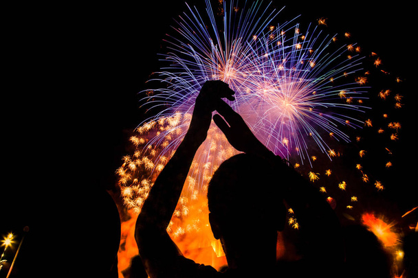 Multitud viendo fuegos artificiales en Año Nuevo
 - Foto, imagen
