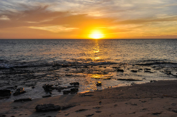 Pôr do sol na ilha de Mana em Fiji
 - Foto, Imagem