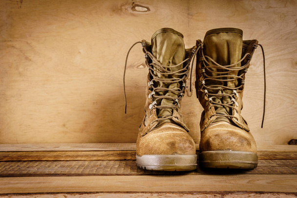 viejas botas militares sobre la mesa
 - Foto, Imagen