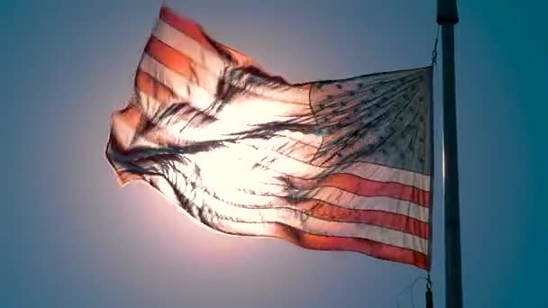 Americká vlajka mávání proti slunci, 4k - Záběry, video
