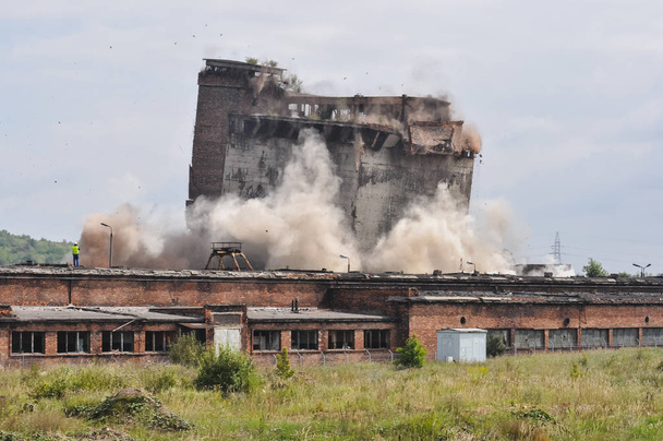 Explodir o edifício para demolição
 - Foto, Imagem