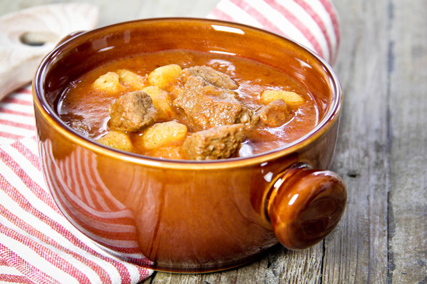 Gulášová polévka v misce  - Fotografie, Obrázek