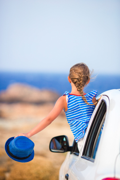 Tatil seyahat araba ile küçük kız arka plan güzel manzara - Fotoğraf, Görsel