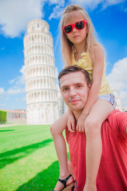 Aile portresi. Pisa 'daki Öğrenme Kulesi. Pisa - Avrupa 'nın ünlü yerlerine seyahat. - Fotoğraf, Görsel