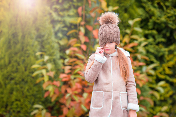 Портрет чарівної дівчинки на відкритому повітрі в красивий осінній день
 - Фото, зображення