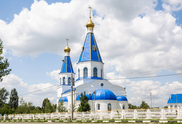 De kerk van de voorbede van de Heilige Maagd Maria in de noordelijke begraafplaats van Rostov-na-Donu - Foto, afbeelding