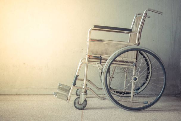 Lege rolstoel in het ziekenhuis - Foto, afbeelding