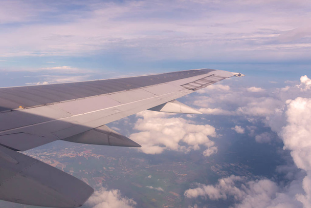 Céu azul e nuvens como visto através da janela da aeronave - Foto, Imagem