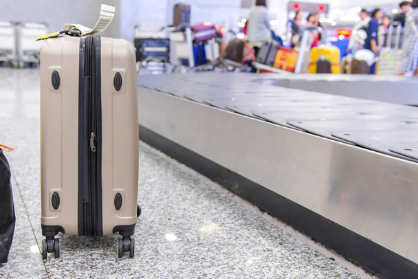 Bőrönd vagy bőrönd szállítószalaggal a repülőtéren - Fotó, kép