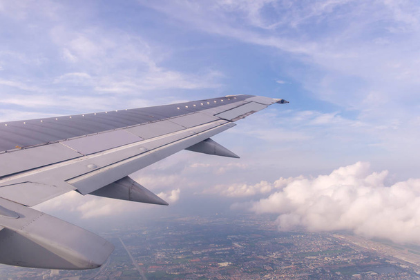 Céu azul e nuvens como visto através da janela da aeronave - Foto, Imagem