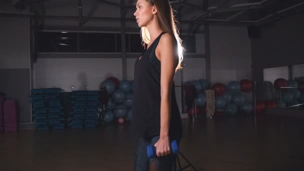 Fitnessmädchen trainiert im Fitnessstudio - Filmmaterial, Video