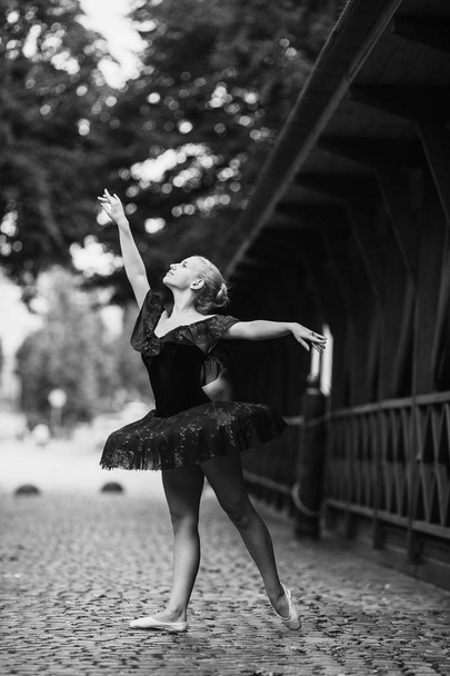Bailarina posando no centro da cidade
 - Foto, Imagem