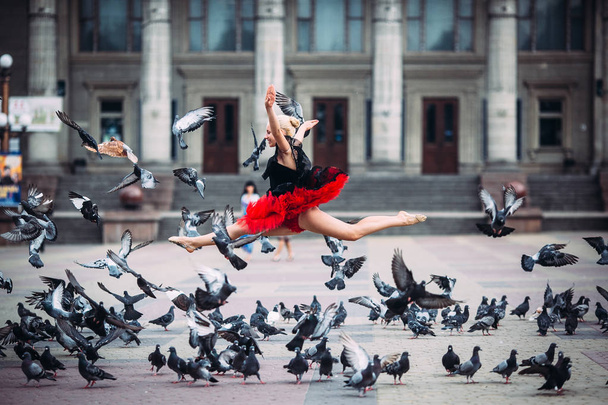 Ballerina macht Spagat in der Luft - Foto, Bild