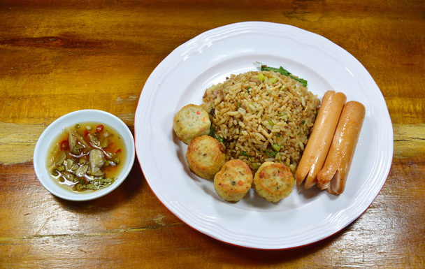 arroz frito em molho de soja preta e salsicha com copo de molho de peixe chili
 - Foto, Imagem