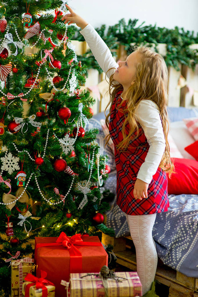 happy child girl with Christmas gifts - Foto, Imagen