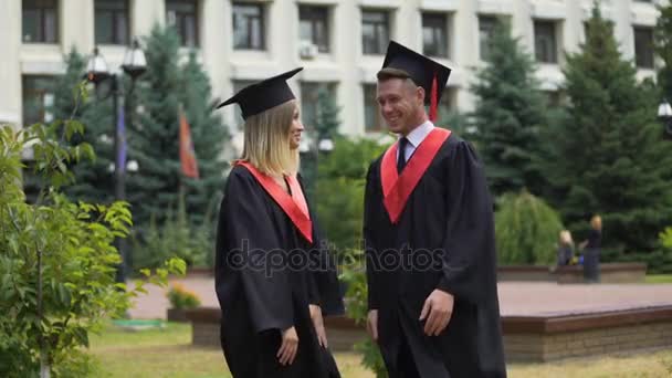 Два счастливых выпускника отдыхают в парке рядом с университетом и говорят о будущем
 - Кадры, видео
