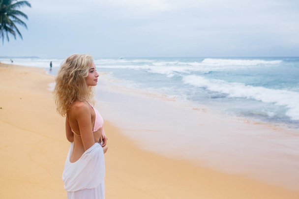 Beautiful young woman on beach - Valokuva, kuva
