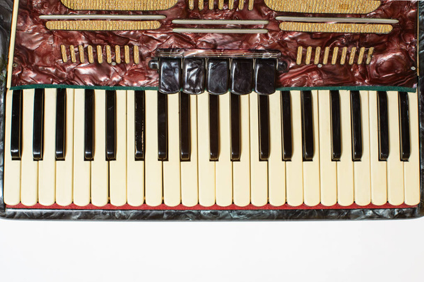 Detalles de un acordeón viejo, vista de cerca
 - Foto, imagen