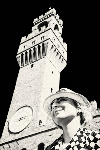 Pretty woman in hat posing under the Palazzo Vecchio in Florence - Photo, Image