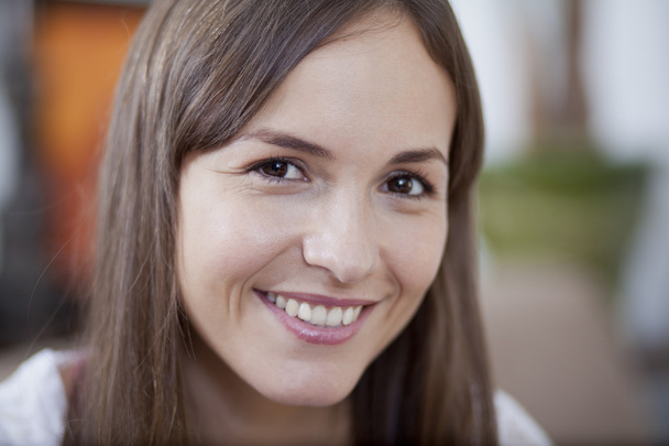 Closeup portrait of a happy young woman smiling - Foto, Bild