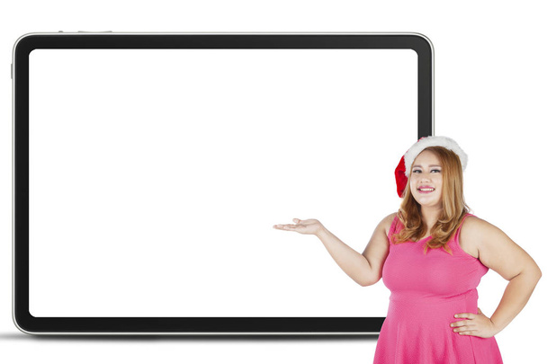 Fat woman showing empty board - Foto, Imagen