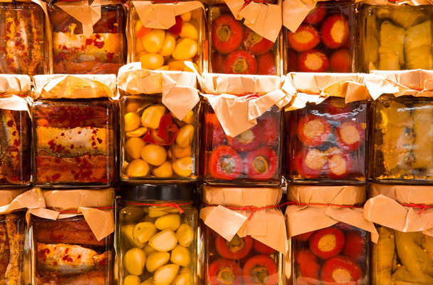 sebze ve sardi korunmuş İtalyan gıda ile birçok kavanoz - Fotoğraf, Görsel