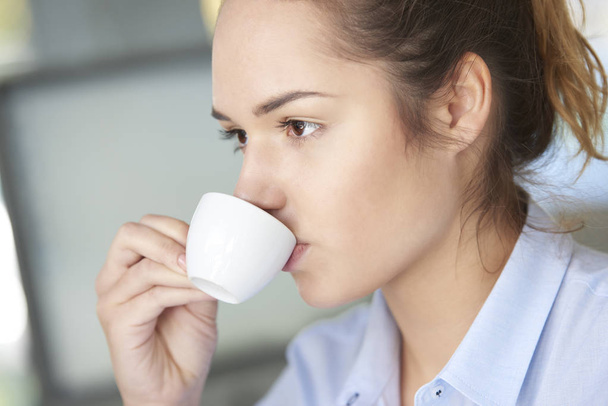 businesswoman  drinking coffee - Fotografie, Obrázek