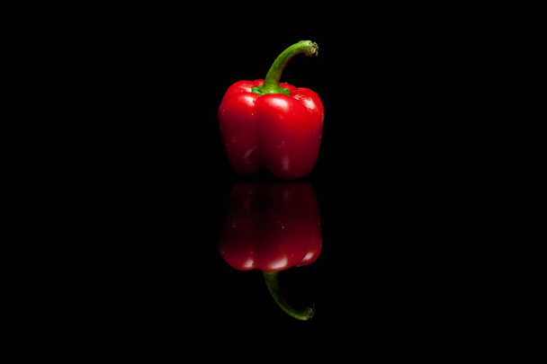 Celá červená paprika izolované na černém pozadí - Fotografie, Obrázek