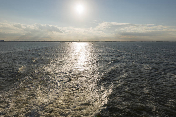 Acorde atrás do ferry de Harlingen para Vlieland, nos Países Baixos
 - Foto, Imagem