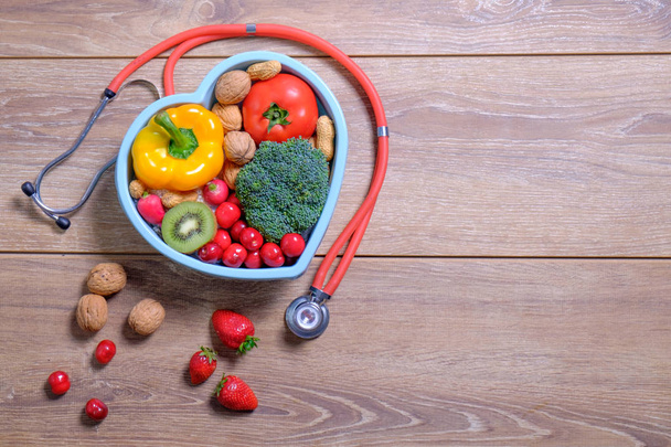 Sydämen muotoinen ruokalaji vihanneksia ja stetoskooppi eristetty kaksi
 - Valokuva, kuva