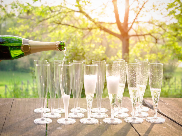 mano versando vino in bicchieri di flauto di champagne
 - Foto, immagini