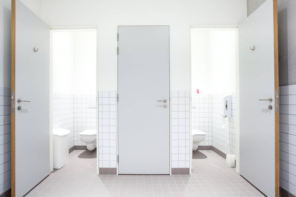 男性とシャワーのための公衆トイレ - 写真・画像