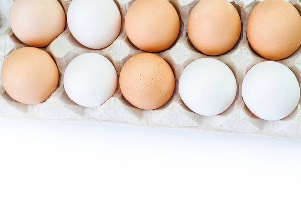 Yumurta beyaz arka plan ile ambalajında - Fotoğraf, Görsel