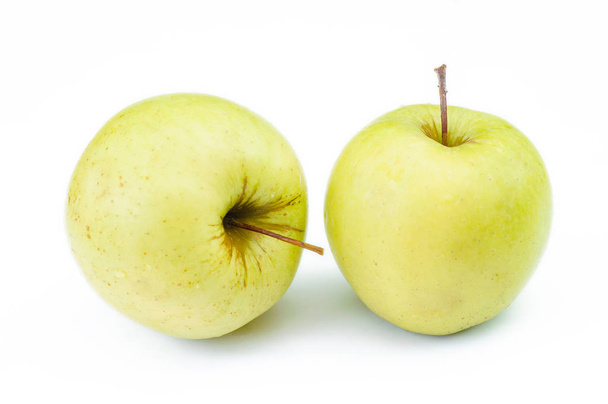 Perfeito maçãs verdes frescas isoladas no fundo branco
 - Foto, Imagem
