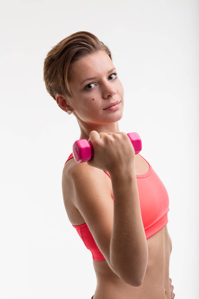 jonge vrouw Gewichtheffen in een fitness-stemming - Foto, afbeelding