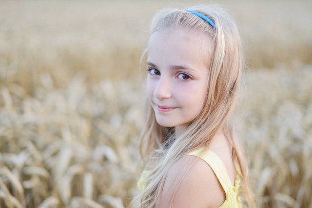 girl in field of wheat - Zdjęcie, obraz