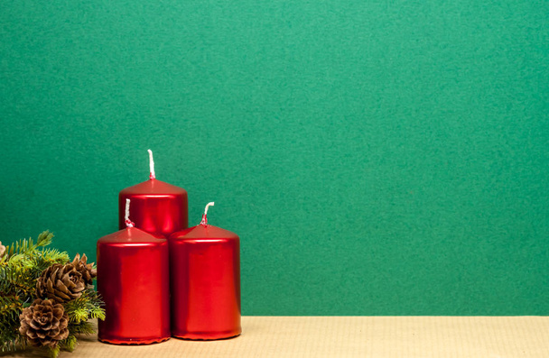 drei rote Kerzen auf grünem Hintergrund - Foto, Bild