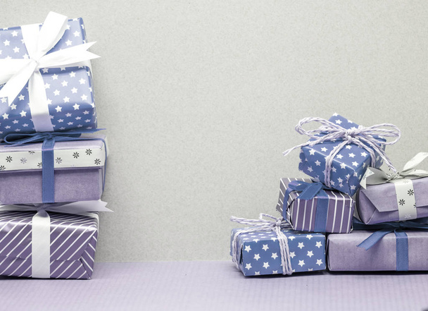 violeta dos montones de regalos de Navidad
 - Foto, Imagen