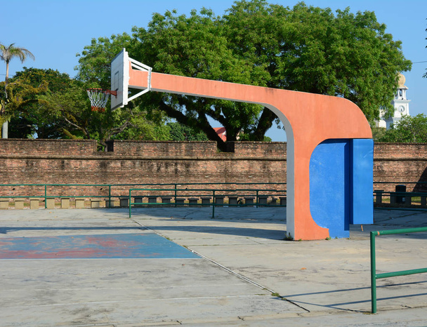 Campo da basket nel cortile della scuola nella città asiatica
. - Foto, immagini
