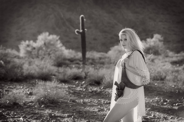 Blond Model v poušti s pistolí - Fotografie, Obrázek