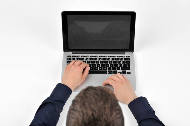  Mies kannettavan tietokoneen kanssa - Valokuva, kuva