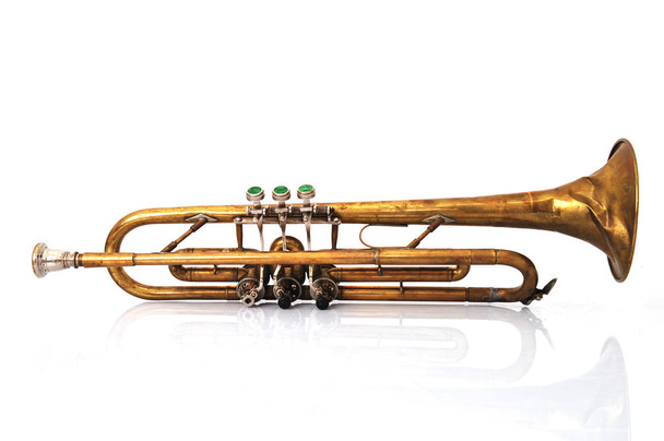  trompete de bronze no fundo branco - Foto, Imagem