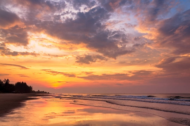 Upea auringonnousu yli meren Rayong Beachillä
 - Valokuva, kuva